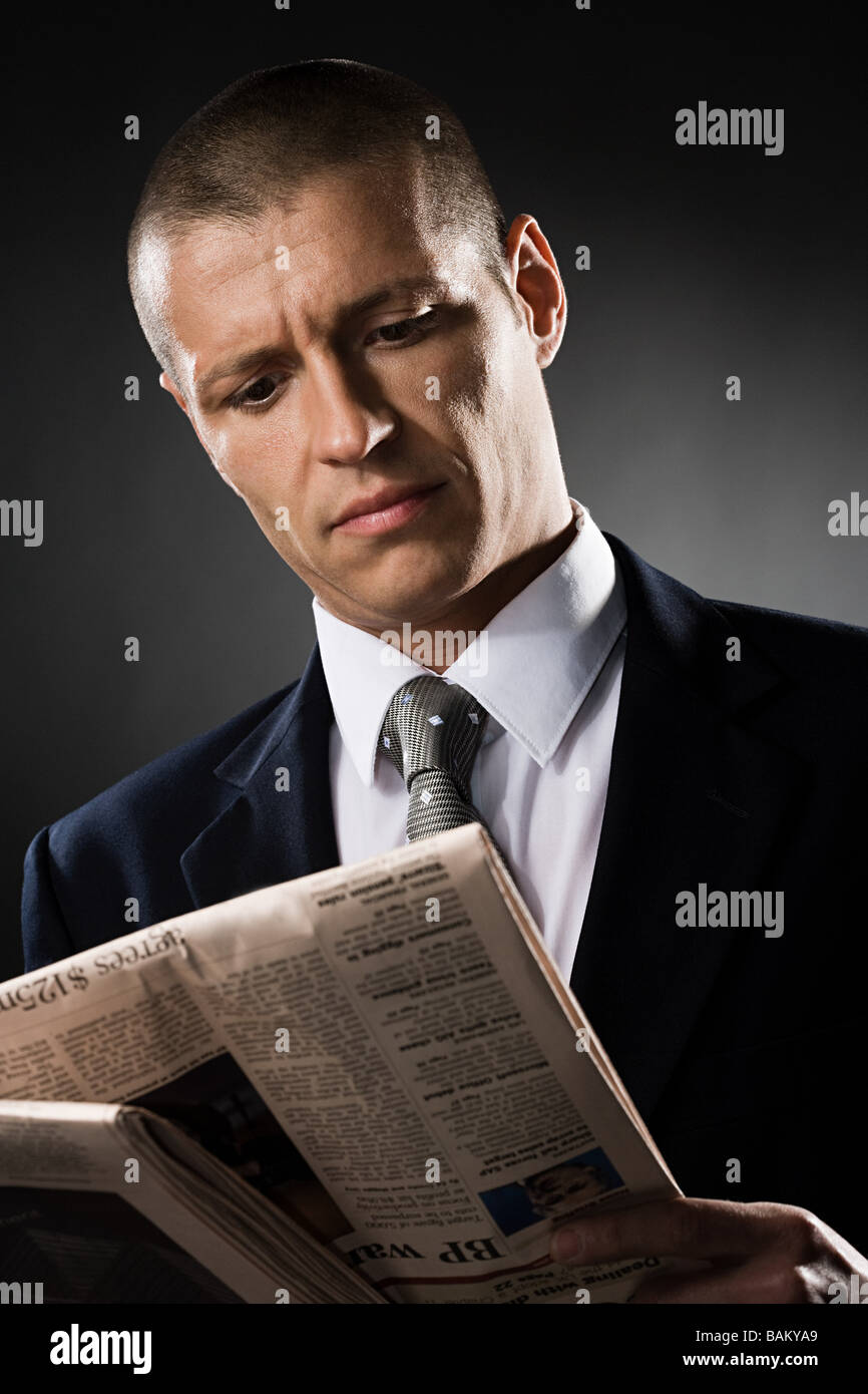 Ein Mann liest Zeitung Stockfoto