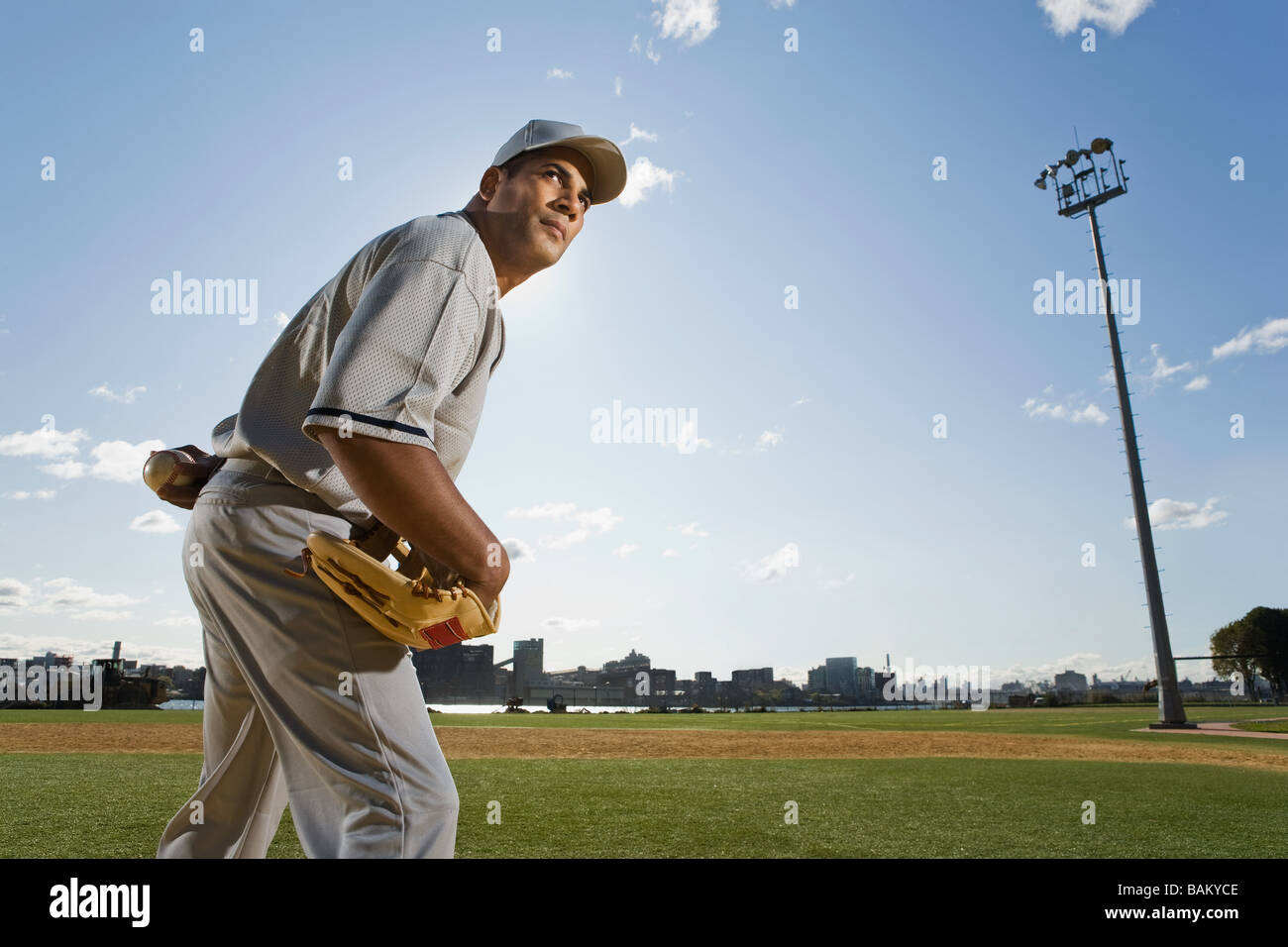 Hält einen Baseball Baseballspieler Stockfoto