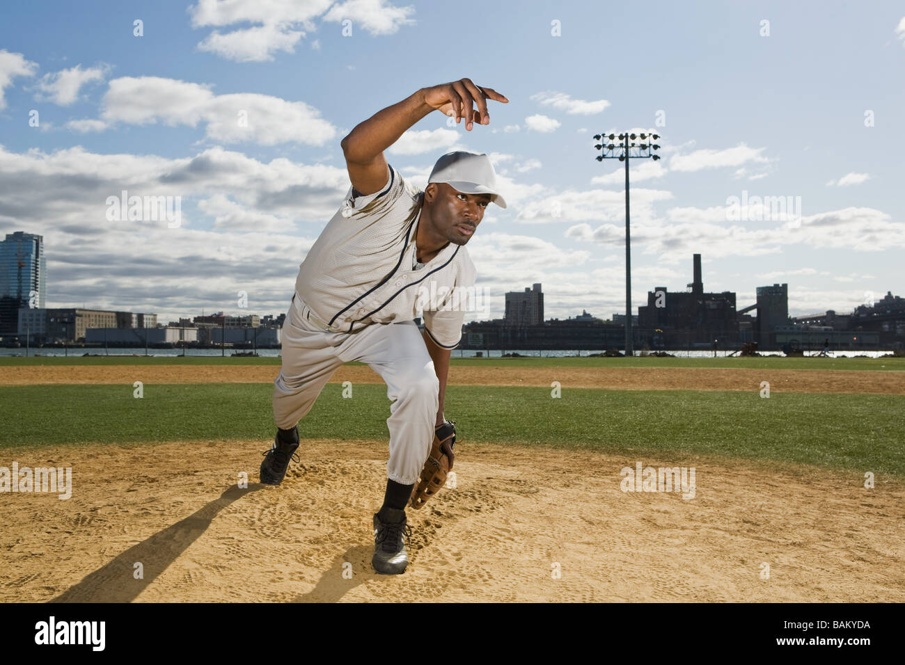 Baseball-Pitcher einen Ball zu werfen Stockfoto