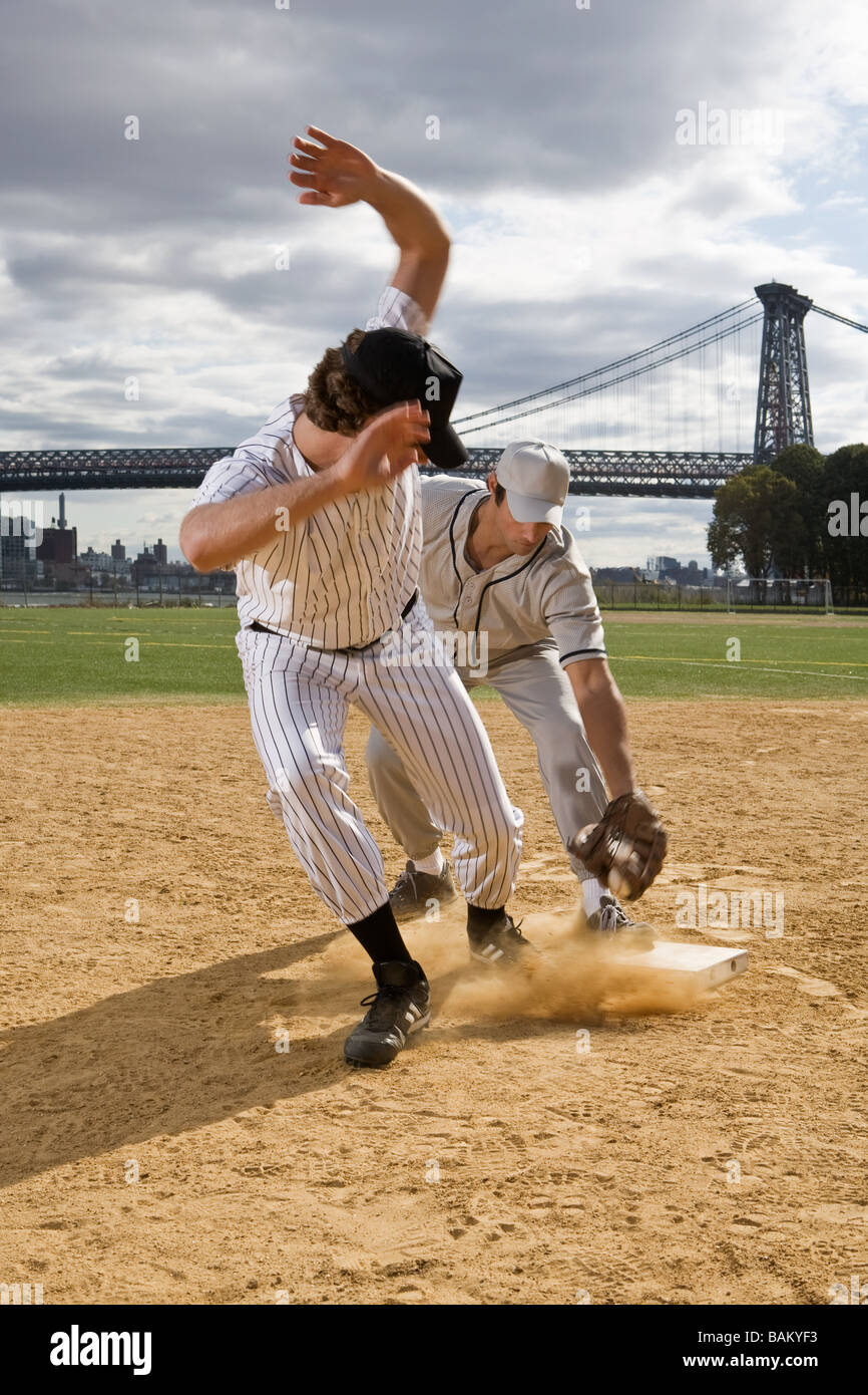 Zwei Männer spielen Baseball-Spiel Stockfoto