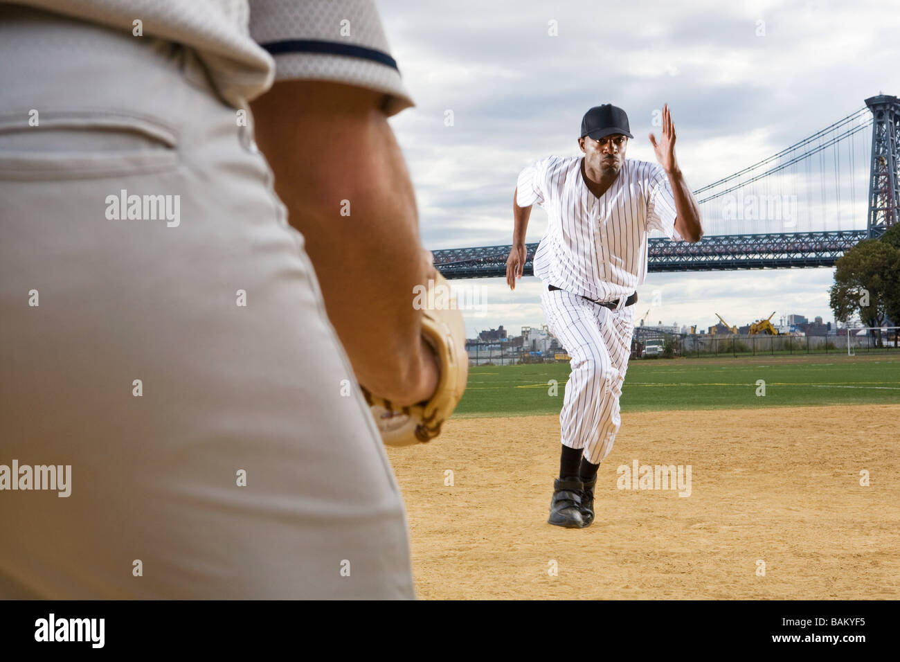 Baseball-Spieler laufen Stockfoto