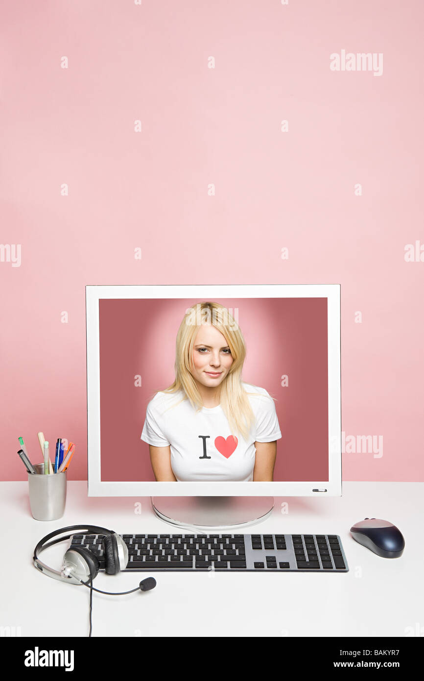 Eine junge Frau auf einem computer Stockfoto