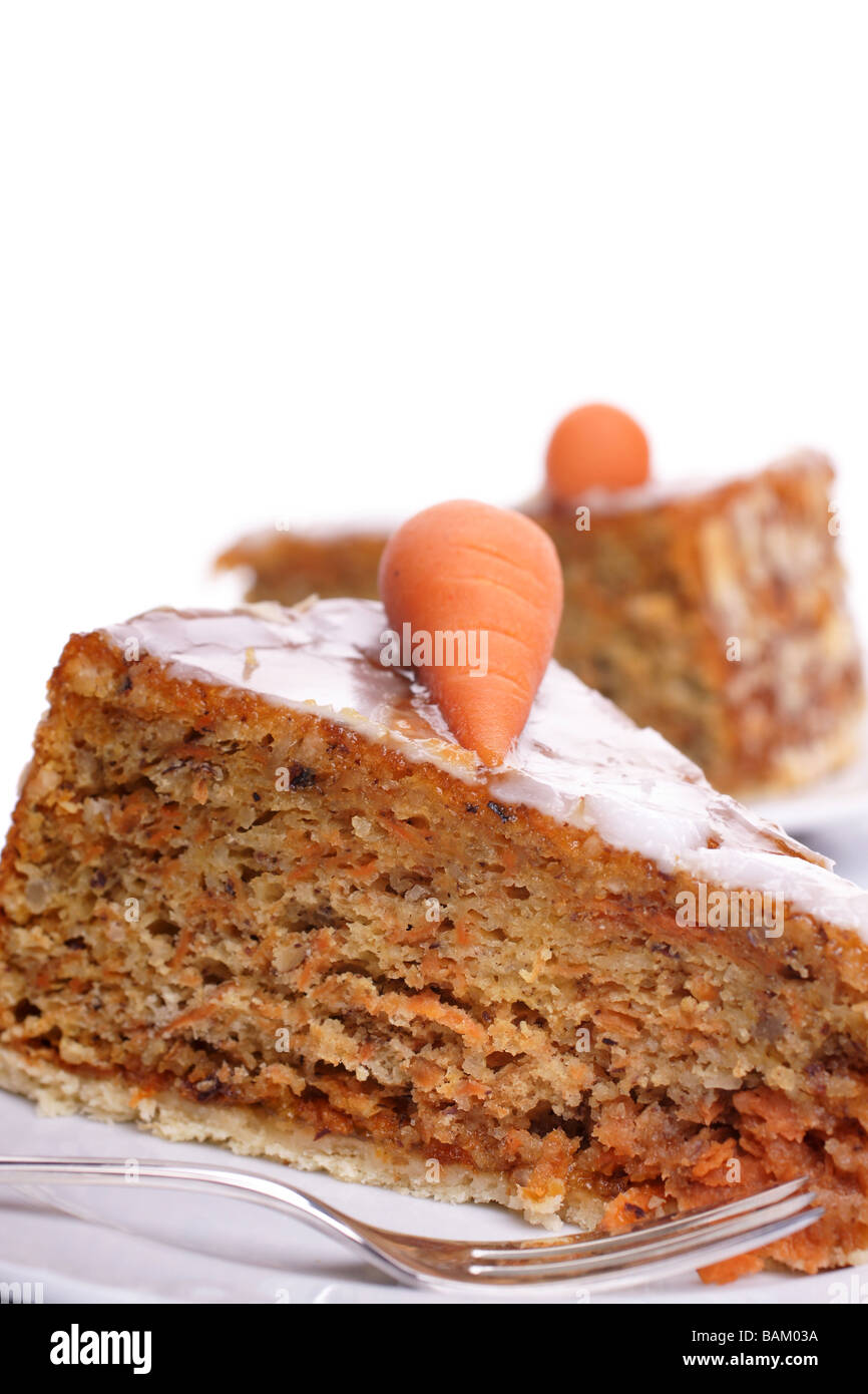 Zwei Stück Karottenkuchen auf weißen Platten auf hellem Hintergrund Stockfoto
