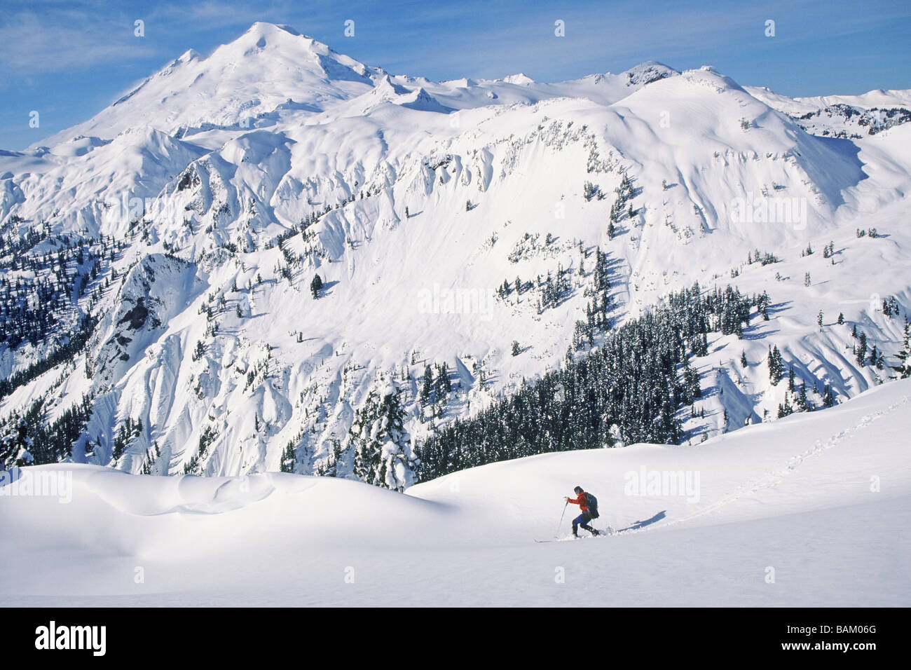 Mann-Skitouren an Stelle des Künstlers Stockfoto