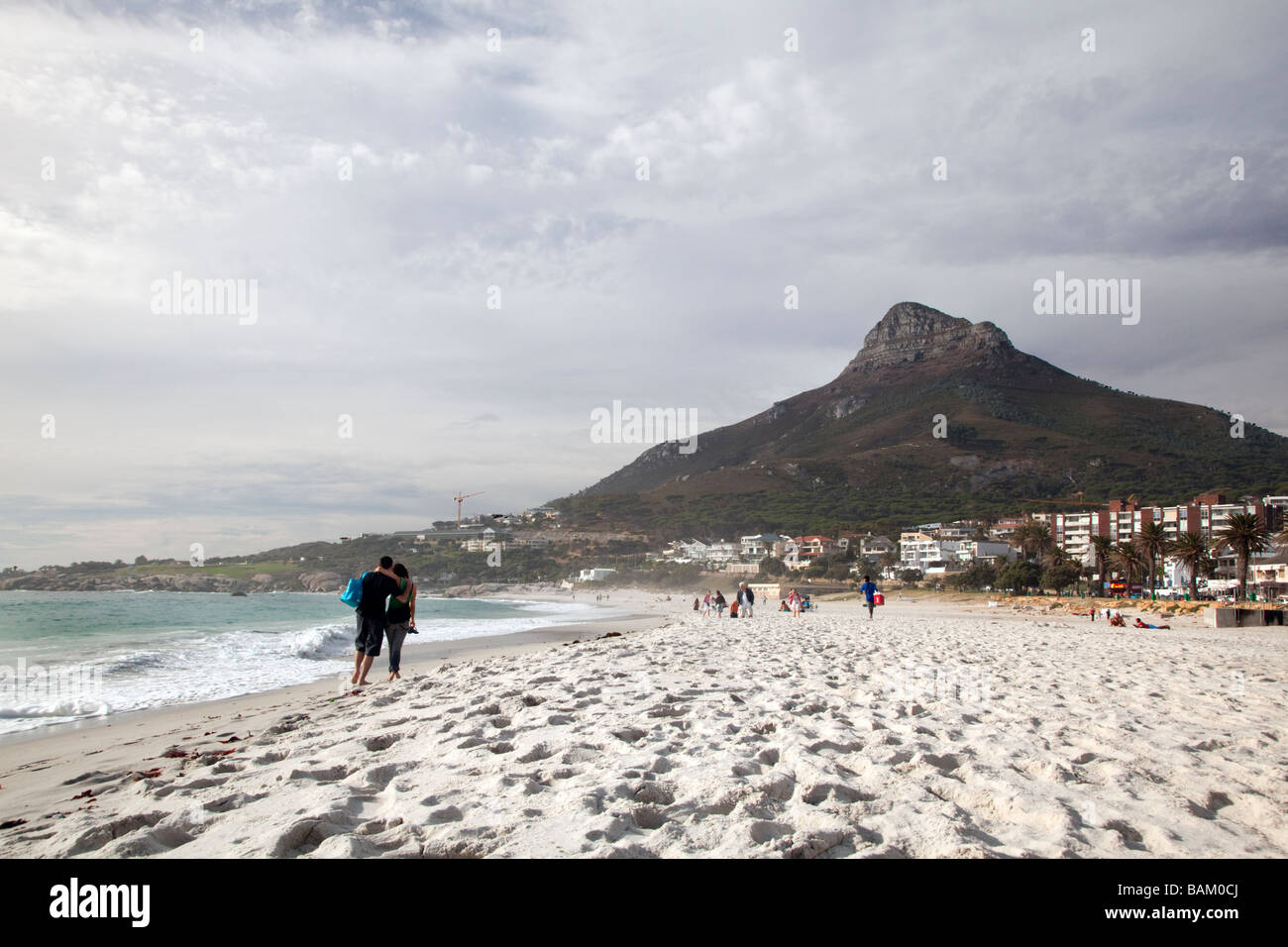 Ein paar Spaziergang Camps Bay Strand in der Abenddämmerung, Cape Town, Südafrika Stockfoto