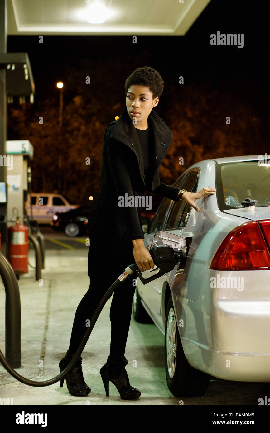 Frau an der Tankstelle Stockfoto