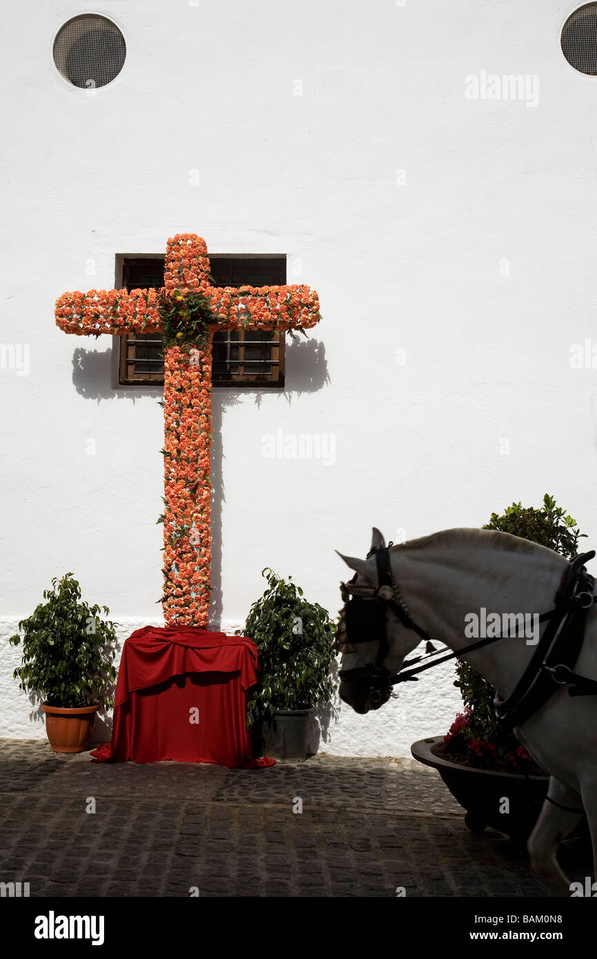 Cruces de Mayo im weißen Dorf Mijas Málaga Sonne Küste in Andalusien Spanien Stockfoto