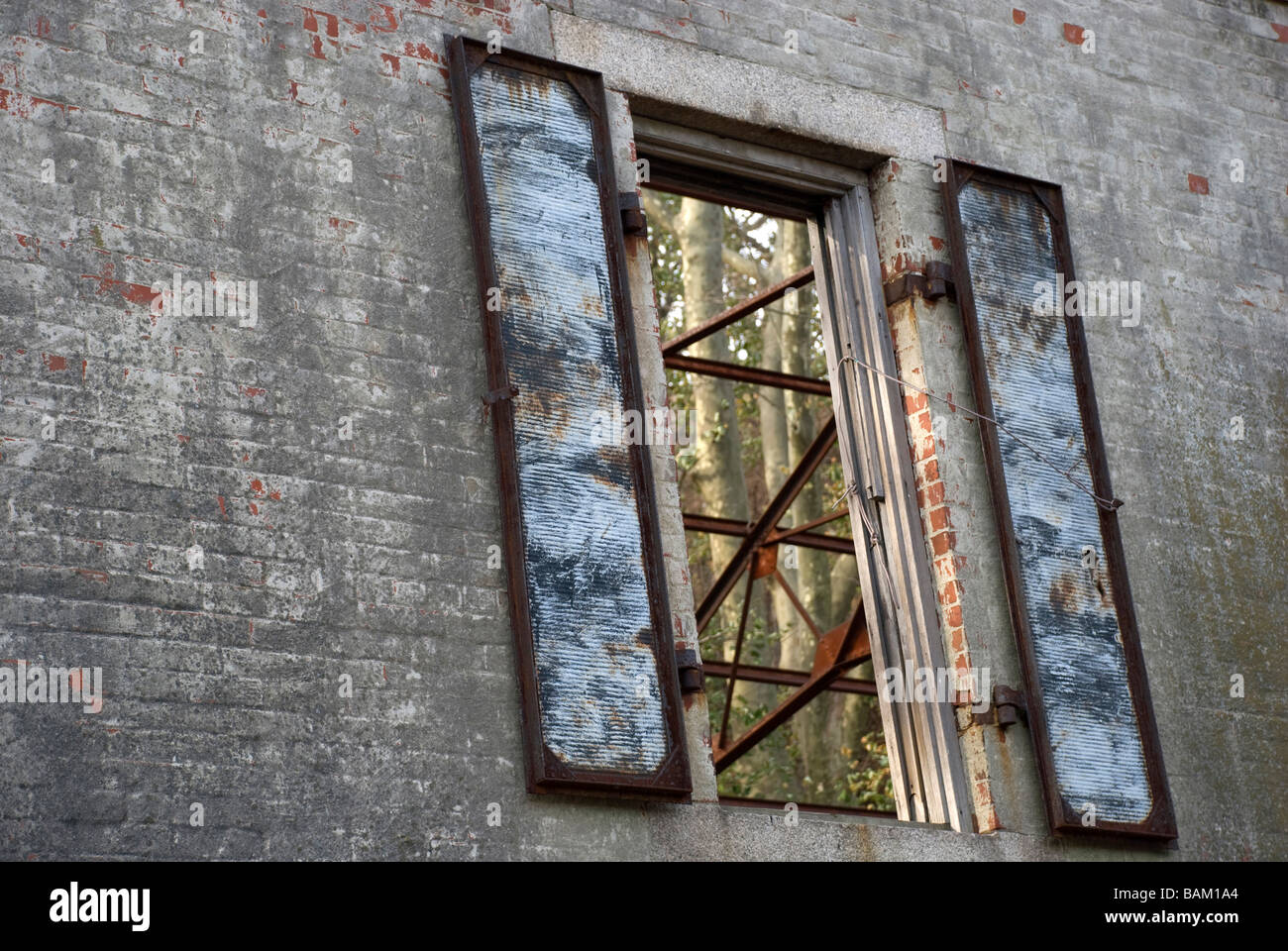 Rostes rostiges Eisen Stahl Fensterläden Ziegel Wand antike Ruine Außenaufnahme von alten horizontalen verlassenen leer leer Auslöser Ansicht geöffnet Stockfoto