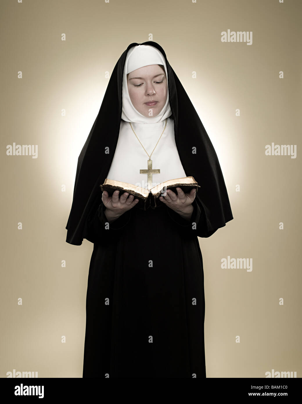 Eine Nonne, eine Bibel zu lesen Stockfoto