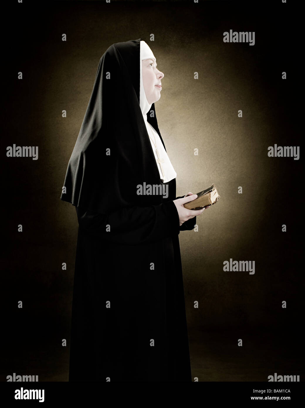 Profil von einer Nonne beten Stockfoto