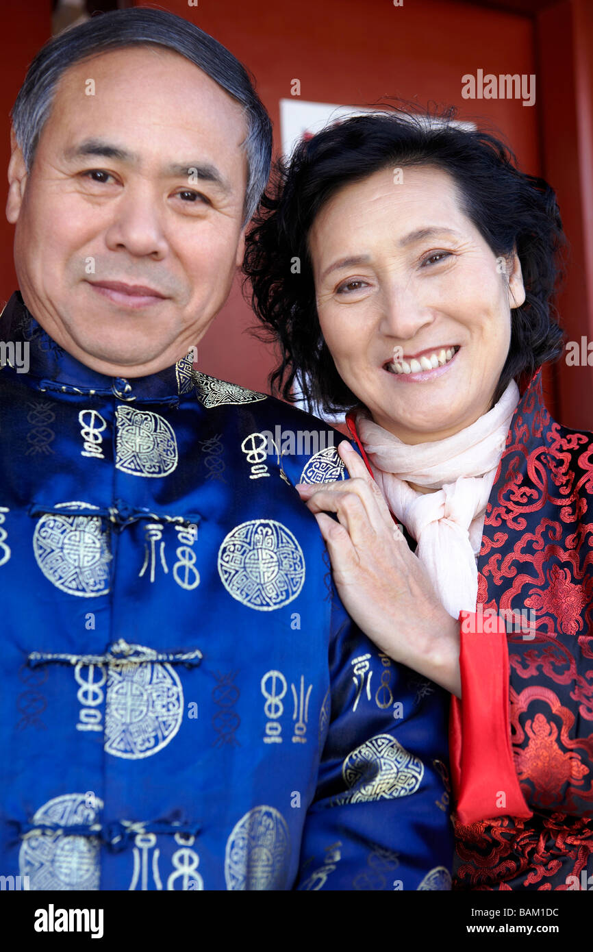 Traditionell gekleidete älteres paar lächelnd in die Kamera Stockfoto