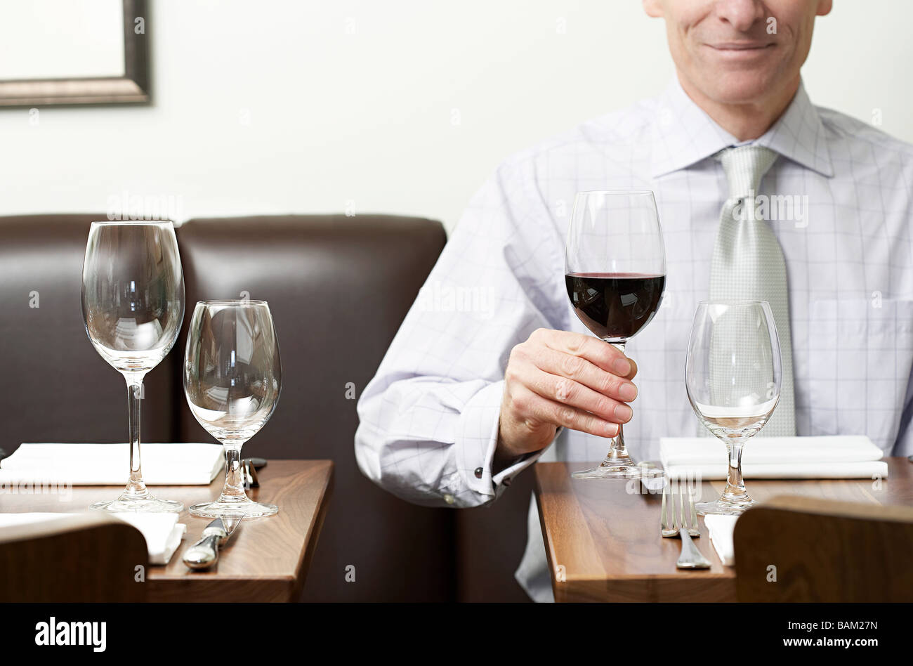 Ein Mann hält ein Glas Rotwein Stockfoto