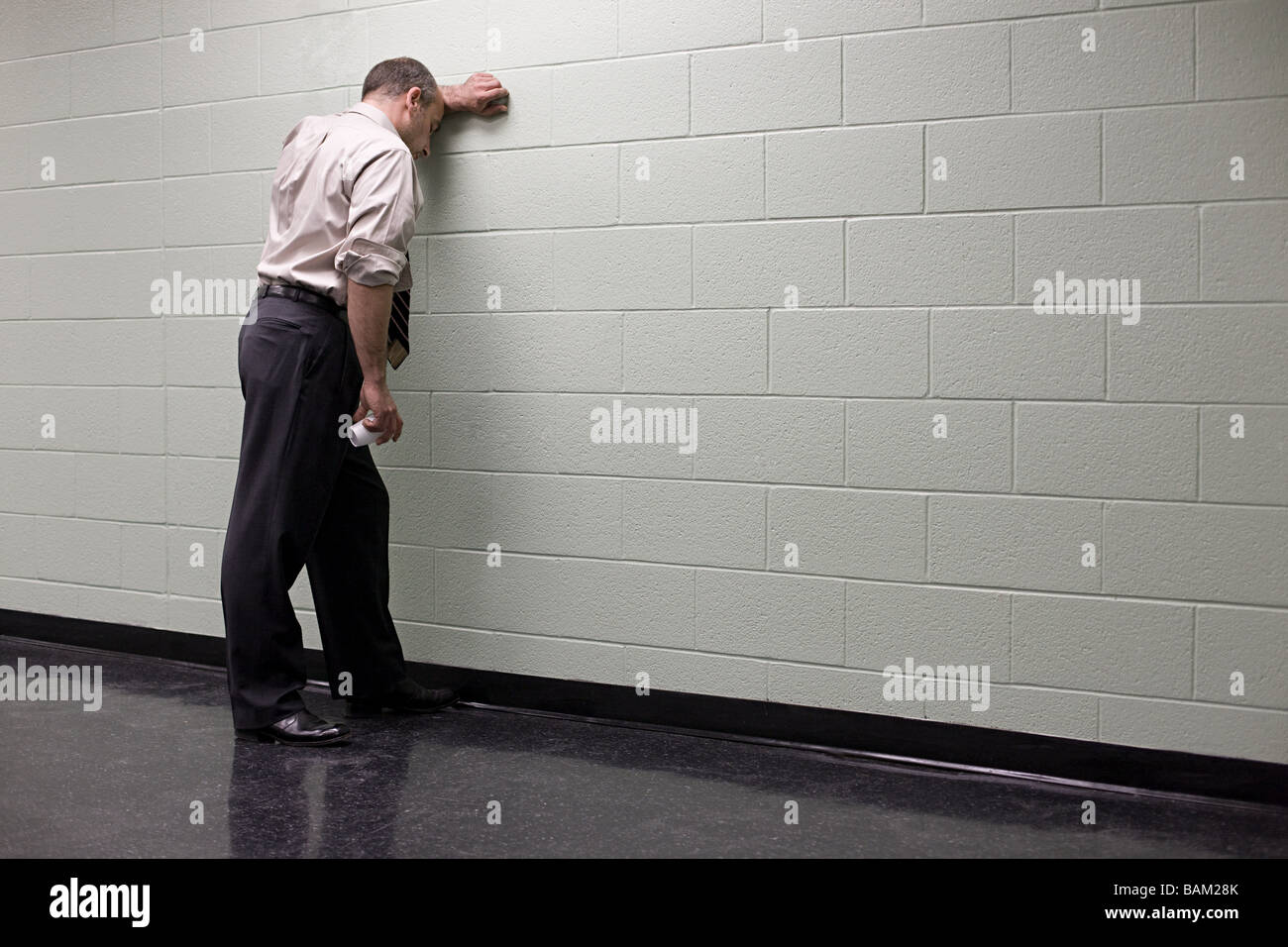 Mann, die Wand gelehnt Stockfoto