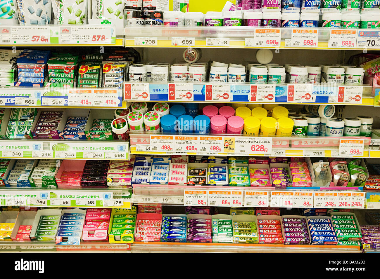 Kaugummi auf einem Supermarktregal Stockfotografie - Alamy