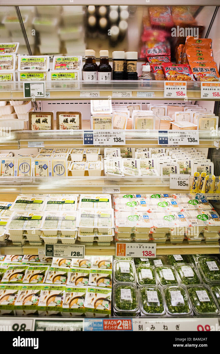 Tofu im Kühlschrank in einem Supermarkt Stockfoto