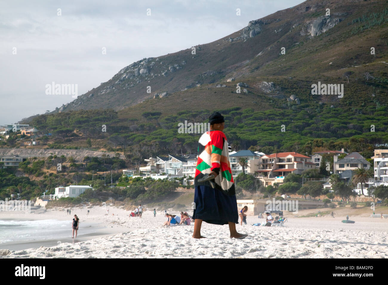 Südafrika-Frau am Strand von Camps Bay, Cape Town, Südafrika Stockfoto