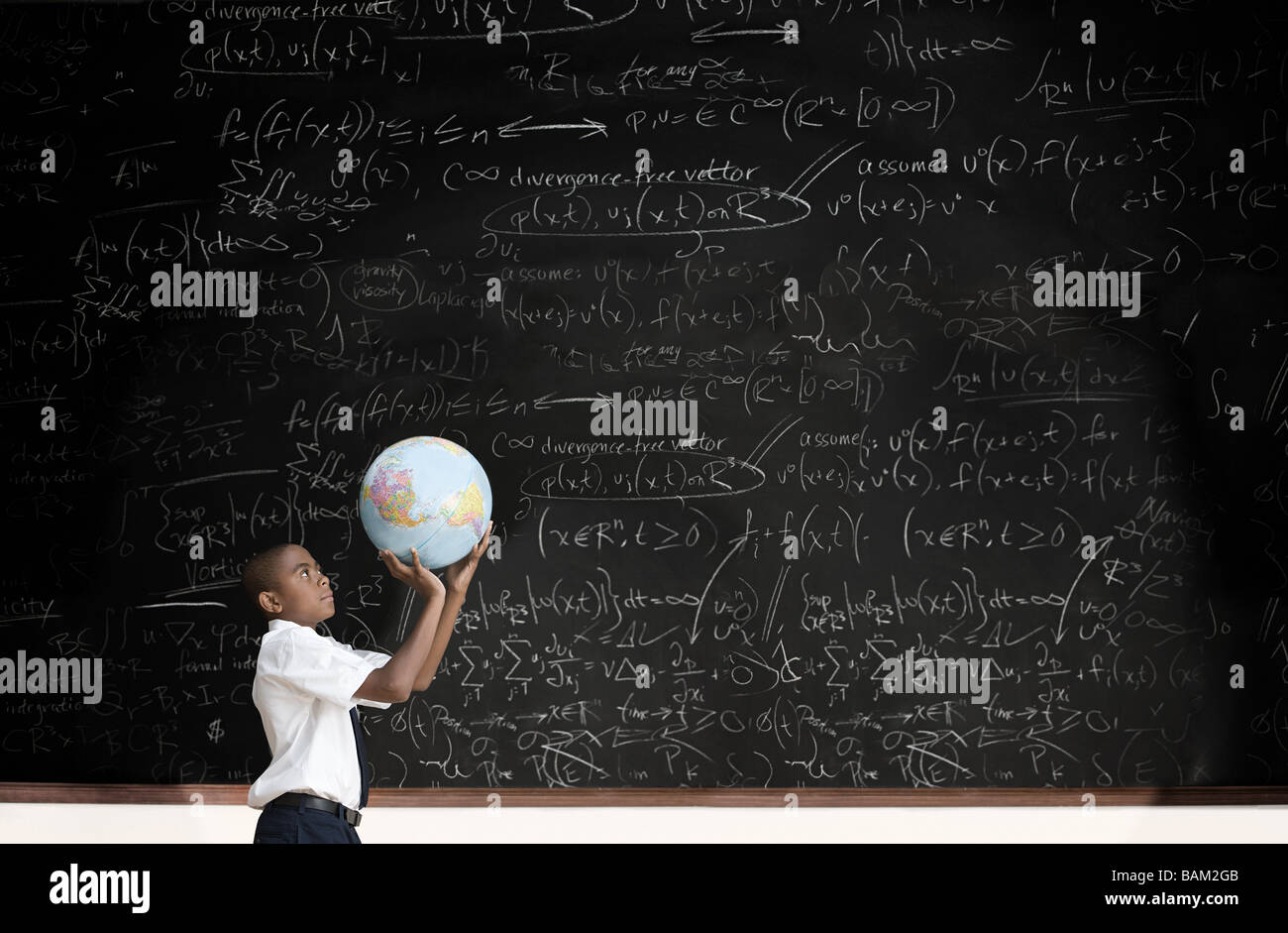 Junge mit Globus vor Tafel Stockfoto