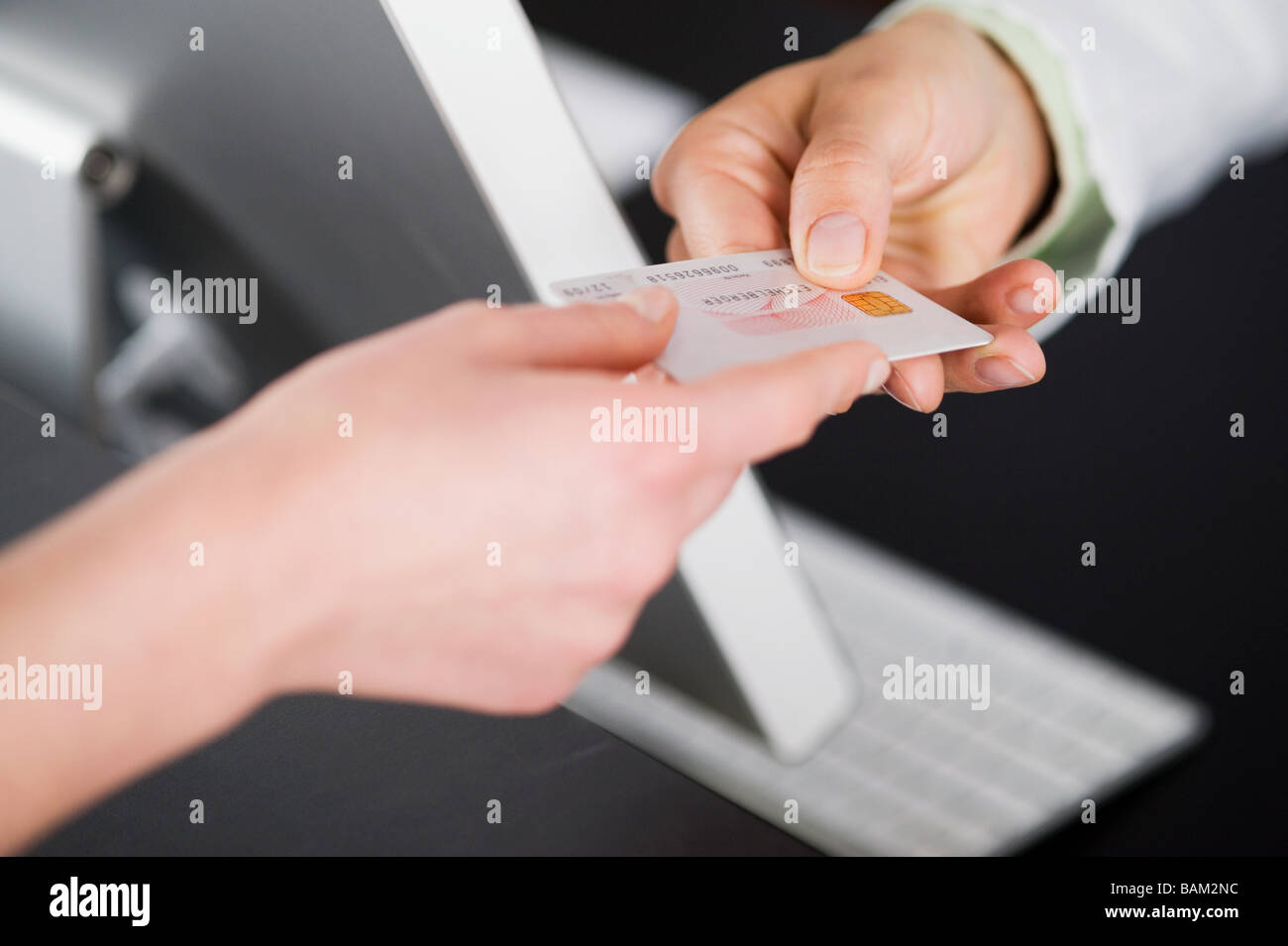 Übergabe der Kreditkarte Stockfoto