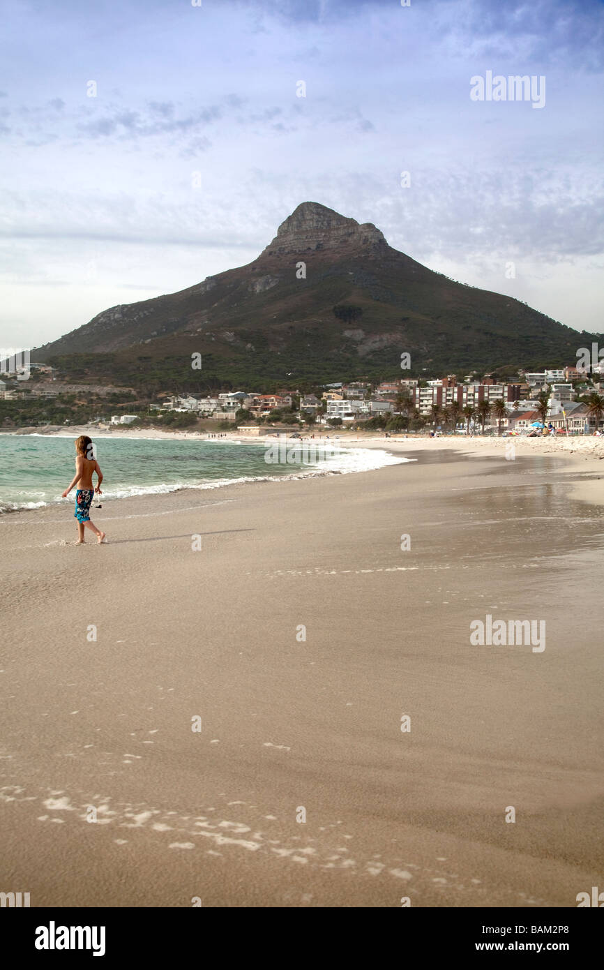 Jungen spielen in Brandung am Strand von Camps Bay, Cape Town, Südafrika Stockfoto