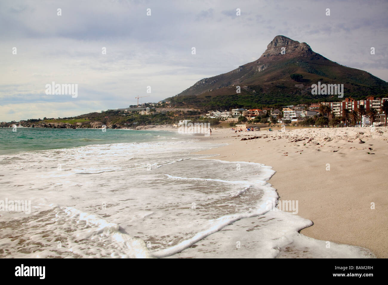 Blick entlang Surf- und zum Berg von Camps Bay, Kapstadt, Südafrika Stockfoto