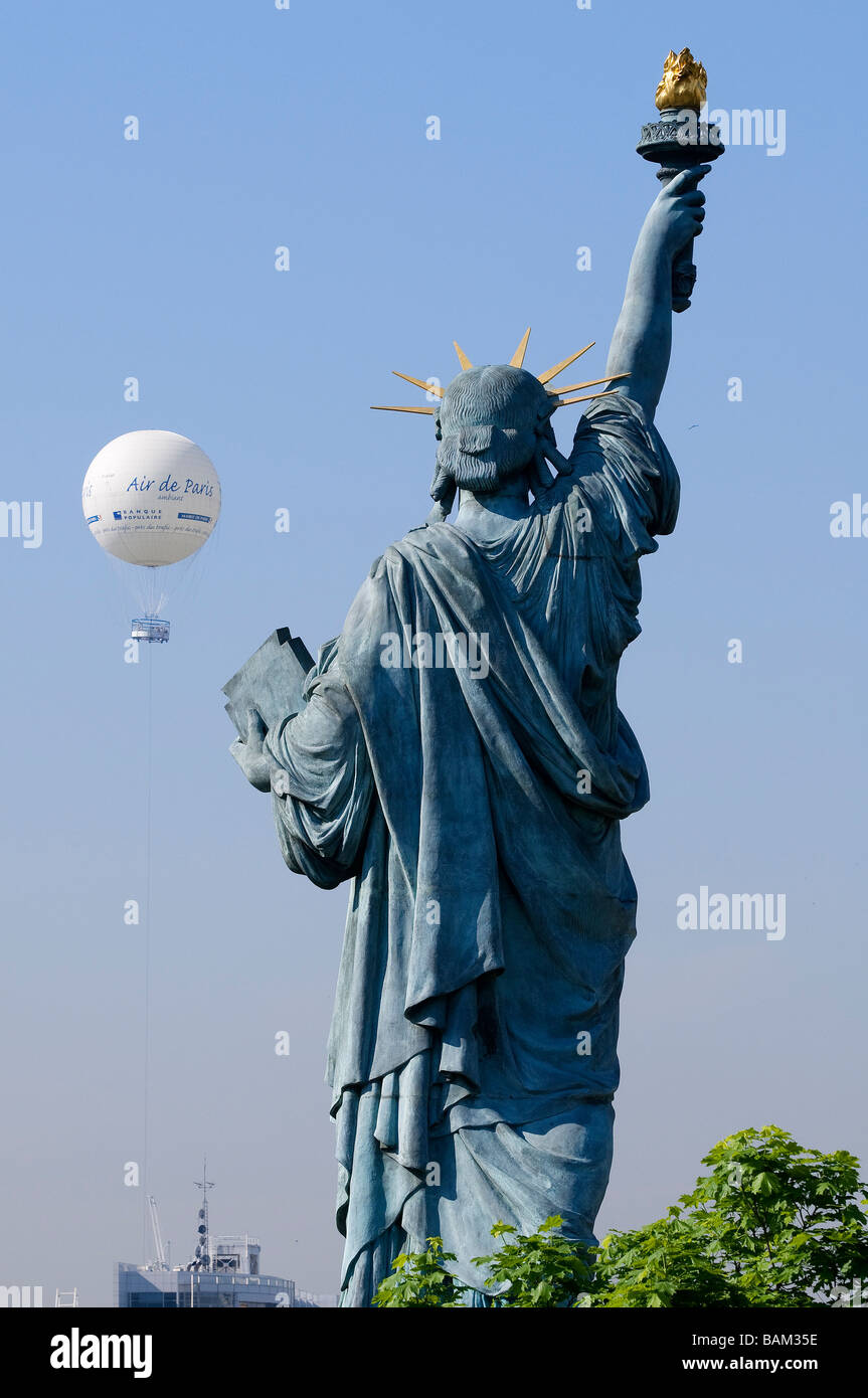 Frankreich, Paris, Replik der Statue of Liberty Bildhauers Bartholdi befindet sich auf der Allee des Cygnes und Fesselballon von Stockfoto