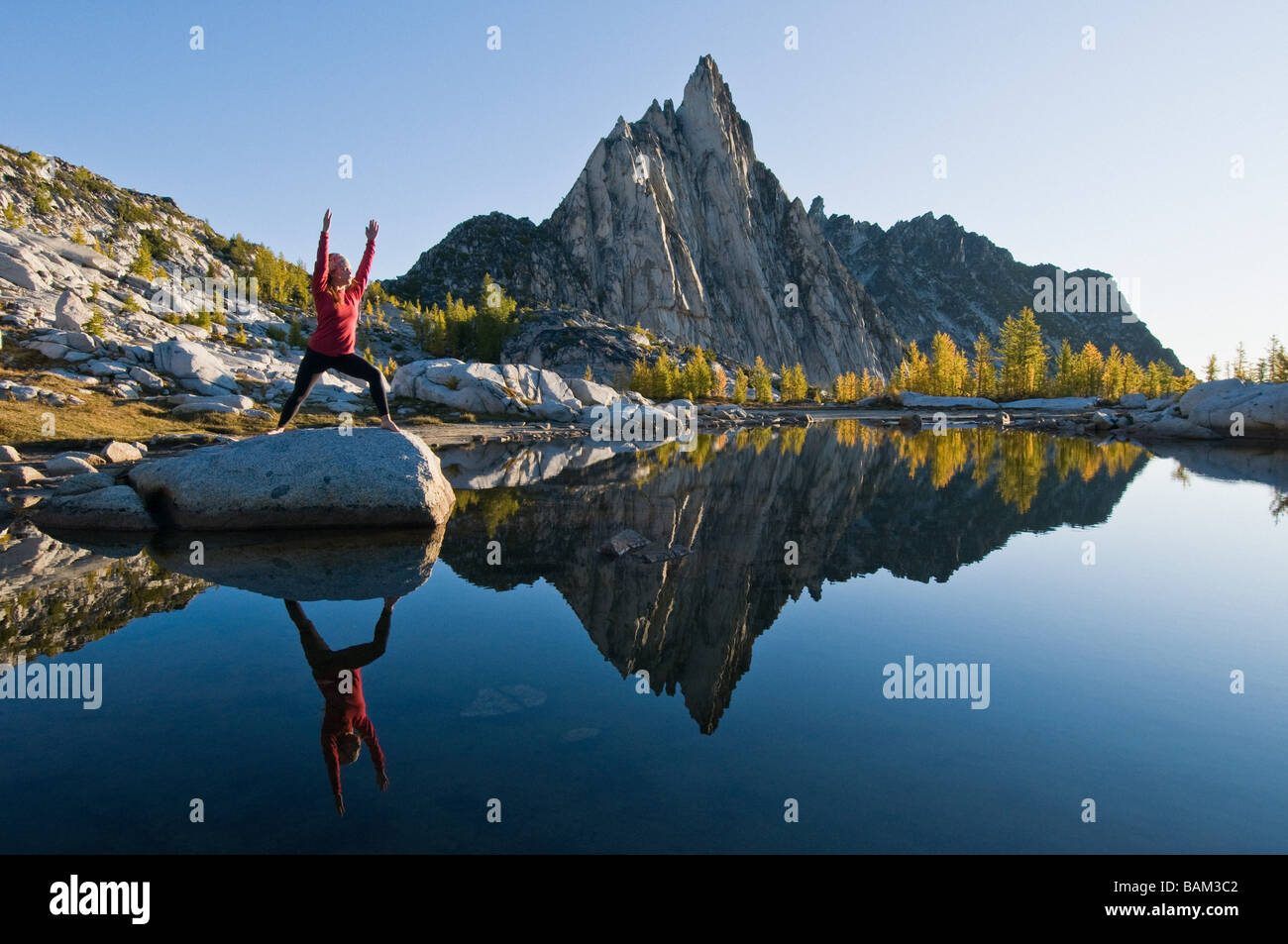 Eine Frau praktizieren yoga Stockfoto