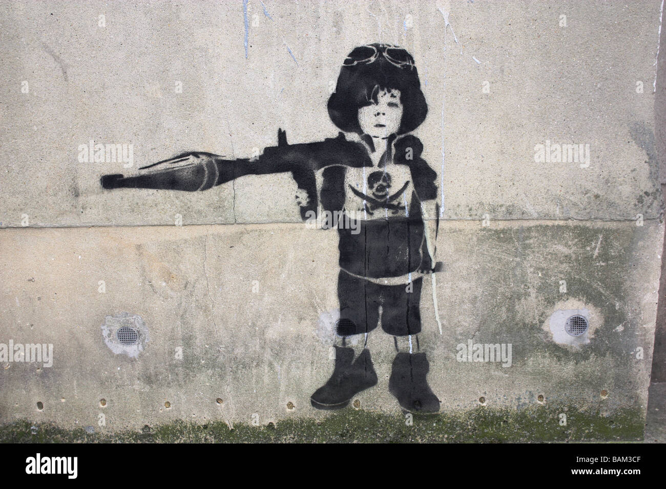 Banksy Straße Kunst Graffiti zeigt Kind mit Rakete angetrieben Granate Stockfoto