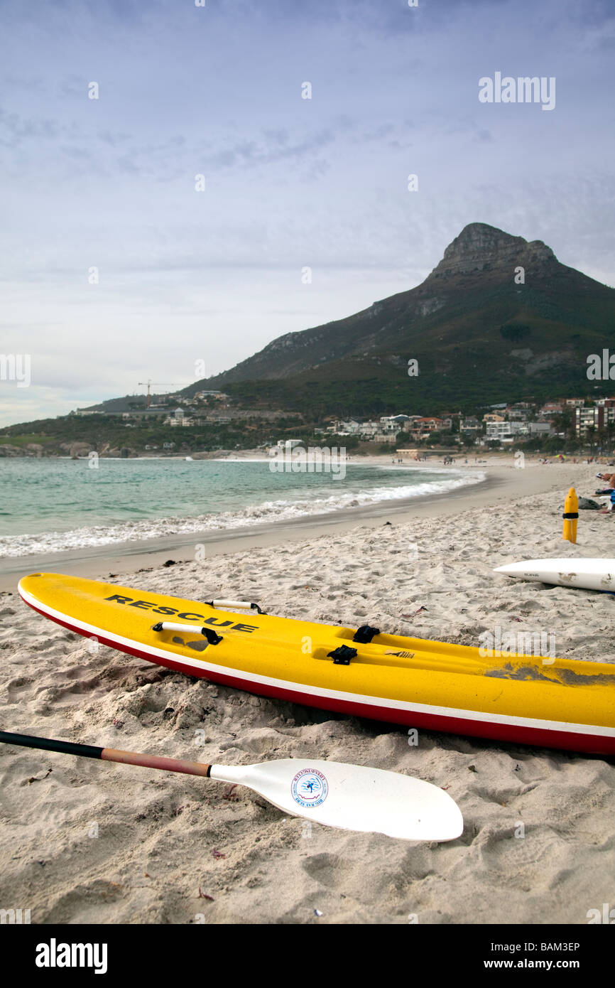 Retten Sie Kanu am Strand von Camps Bay, Cape Town, Südafrika Stockfoto