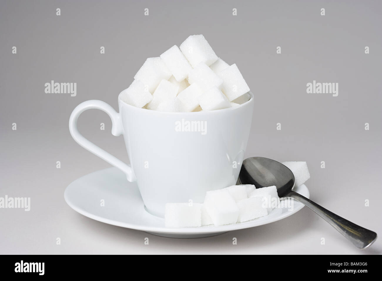 Eine Tasse voll Zucker Klumpen Stockfoto