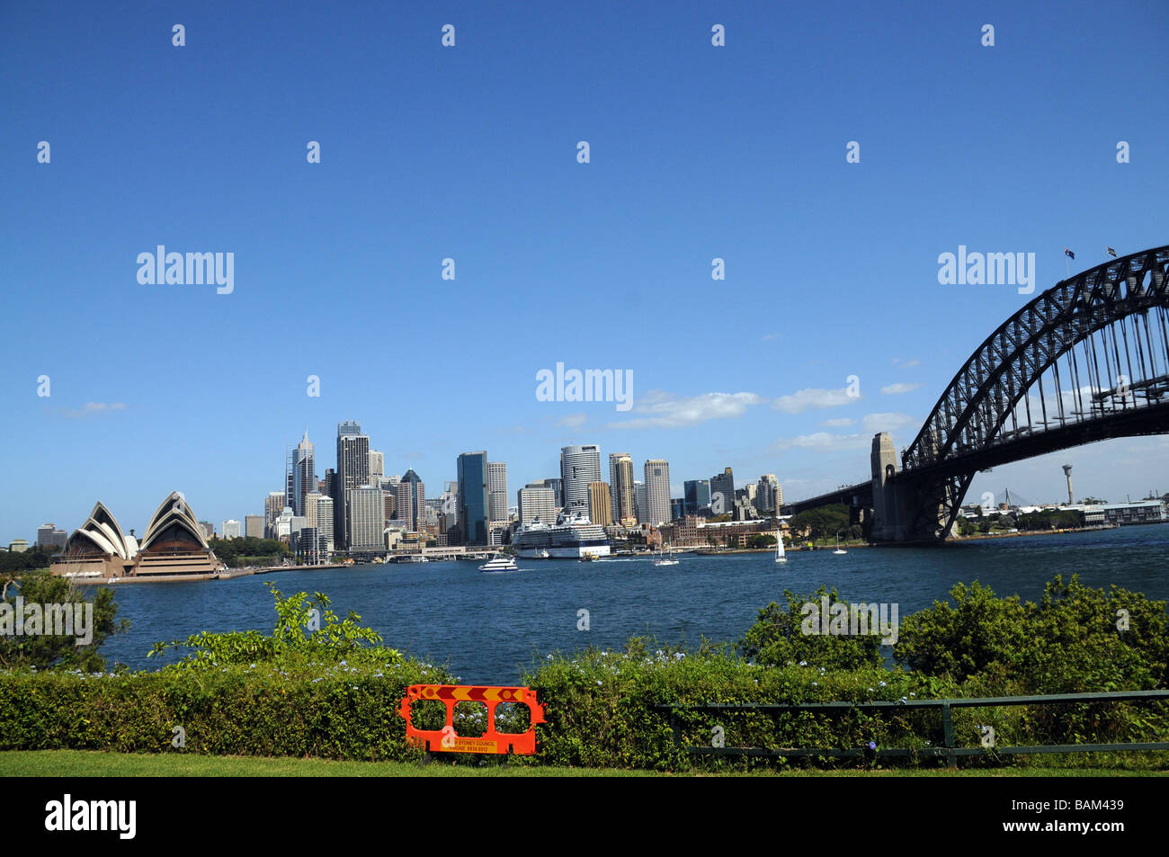 Sydney, Australien, Ansicht der Stadt WithBridge und Opera House.Icons of Australia, die Brücke eröffnete 1932, The Opera House im Jahr 2003 Stockfoto