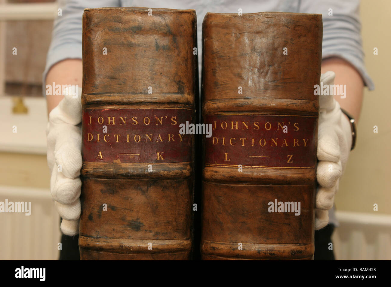 Dr. Samuel Johnson ursprüngliche Wörterbuch der englischen Sprache, hier abgebildet in Lichfield, England Stockfoto