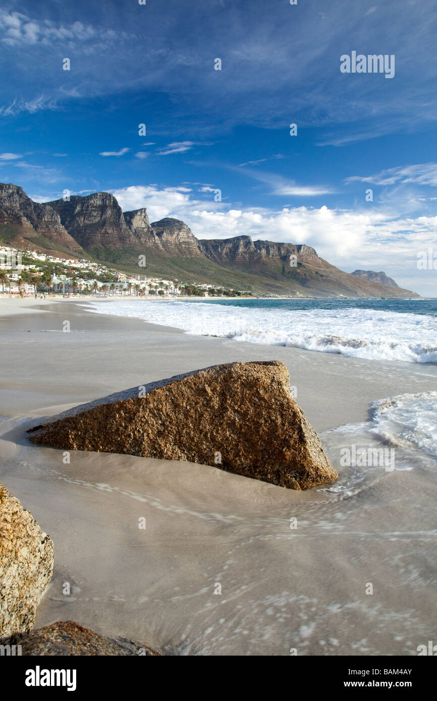 Rock im Vordergrund der Blick auf Camps Bay Beach, Kapstadt, Südafrika Stockfoto