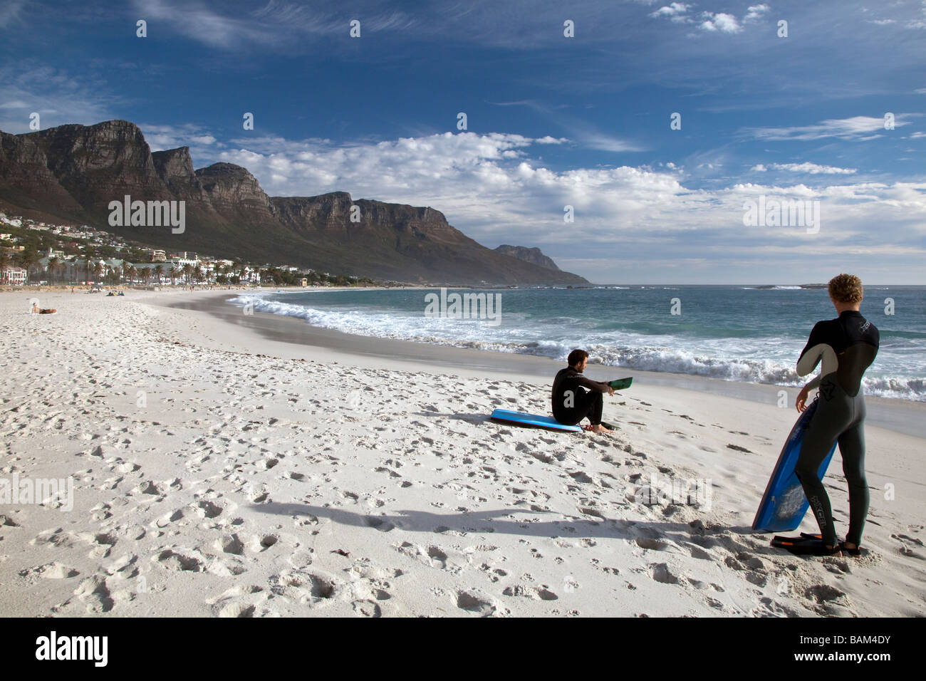 Zwei Surfer Vorbereitung auf Camps Bay beach, Kapstadt, Südafrika Stockfoto