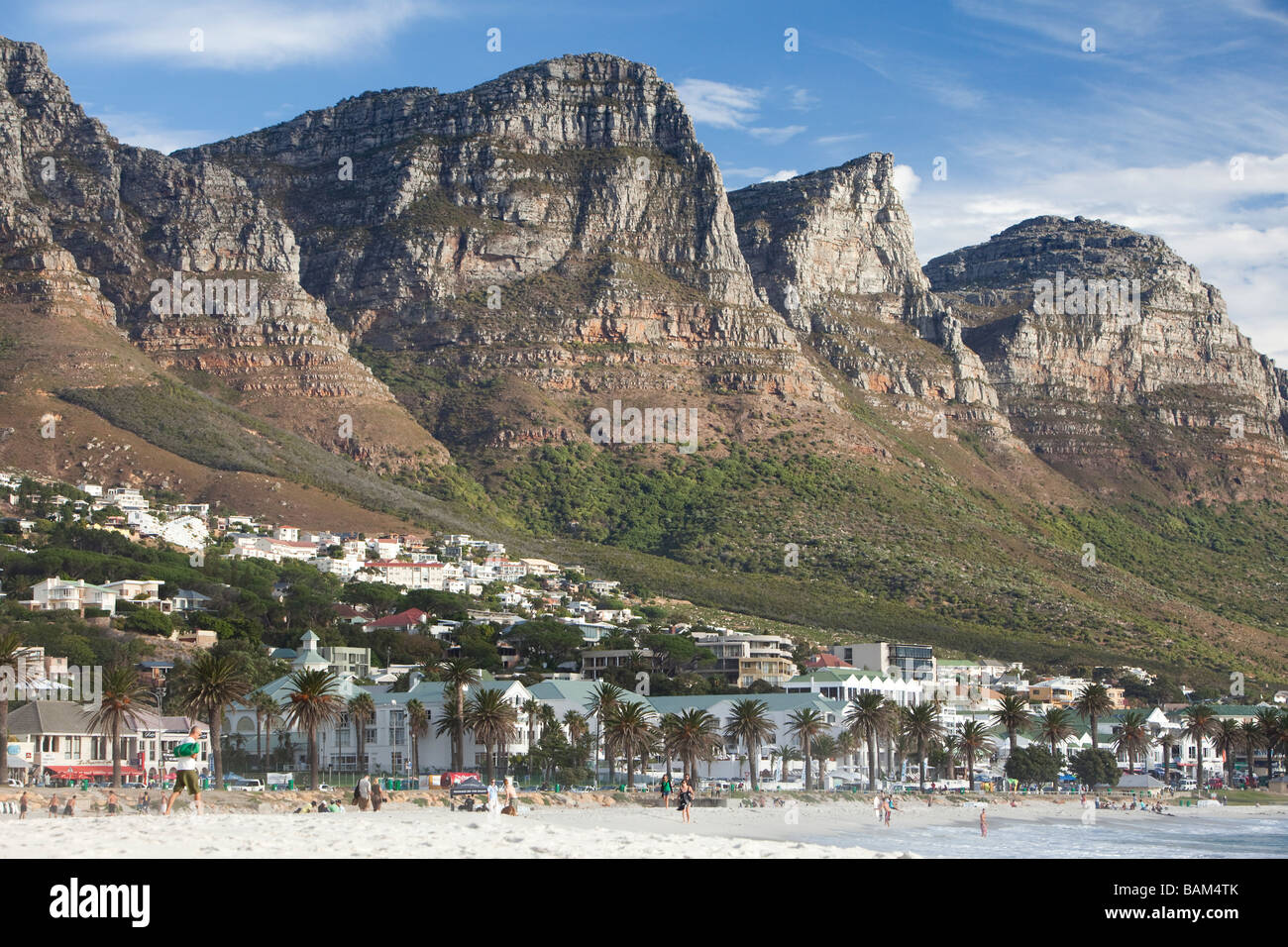 Zwölf Apostel Berge von Camps Bay Beach, Kapstadt, Südafrika Stockfoto