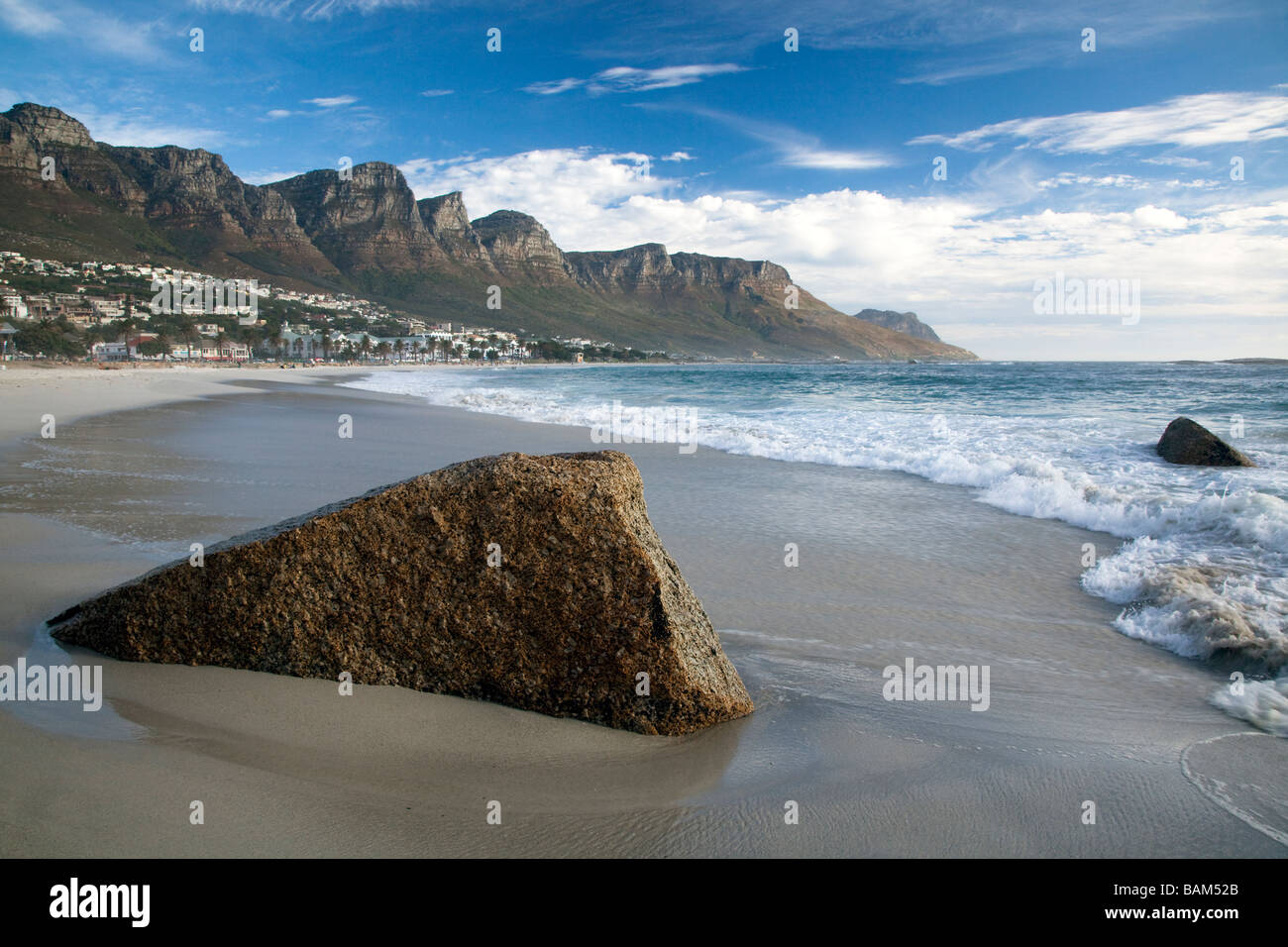 Blick entlang der Camps Bay Strand mit zwölf Apostel Berge im Hintergrund, Cape Town, Südafrika Stockfoto