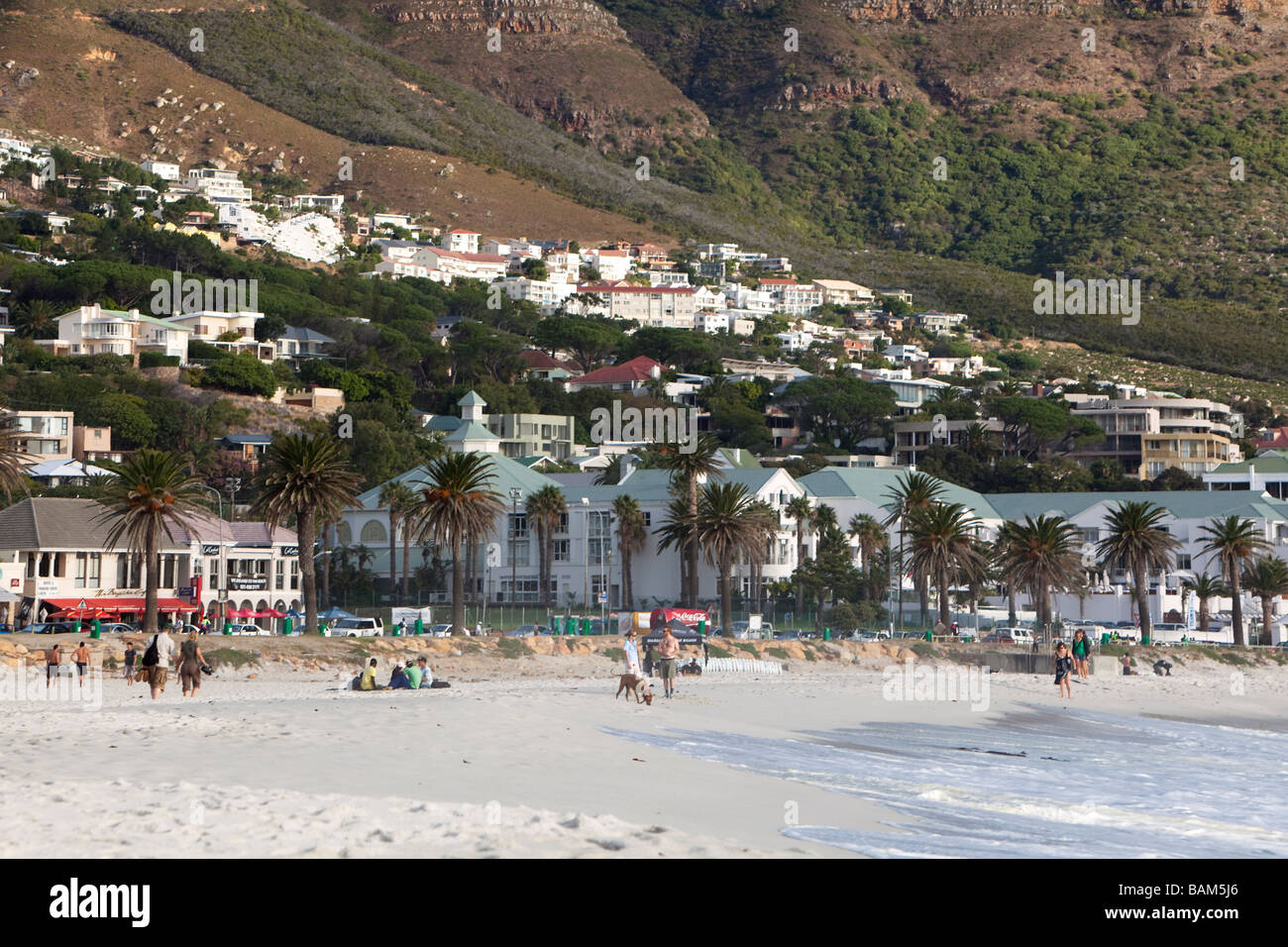 Camps Bay Resort vom Strand, Kapstadt, Südafrika Stockfoto