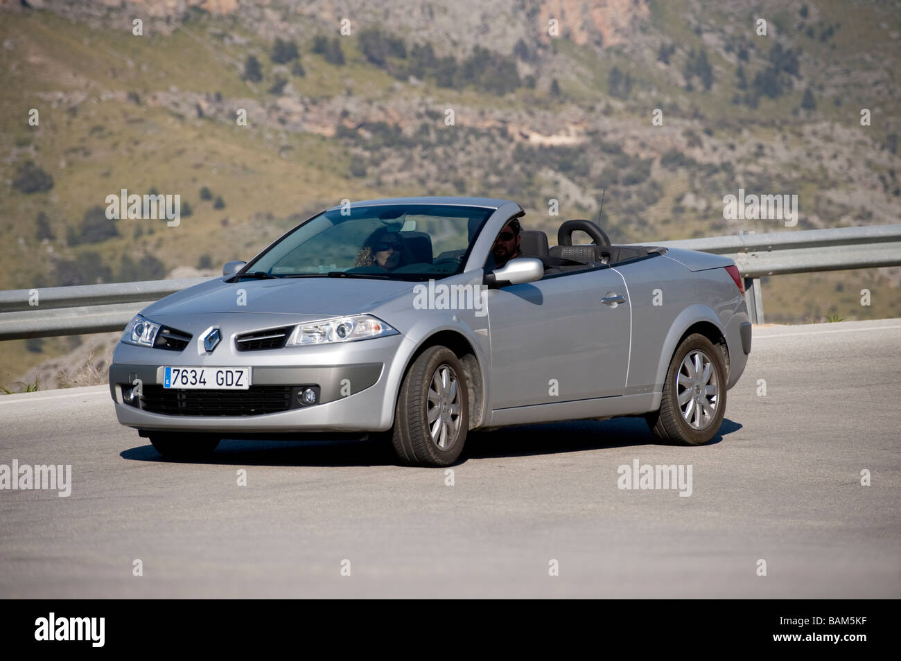 Silber Renault Megane CC Coupé Cabriolet getrieben entlang einer Straße in  Spanien Stockfotografie - Alamy