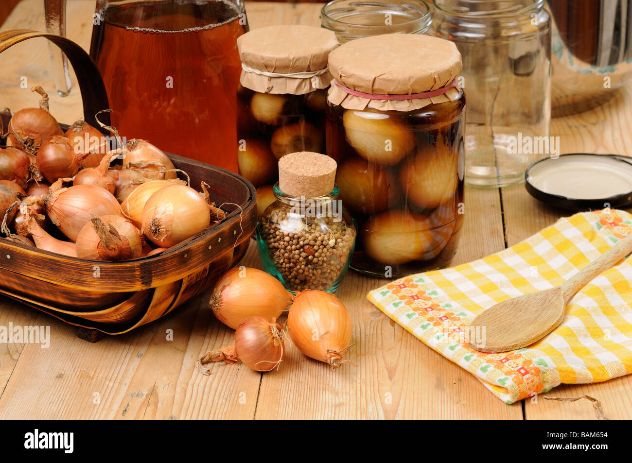 Country-Küche-Szene mit hausgemachten Gläser Silberzwiebeln Stockfoto