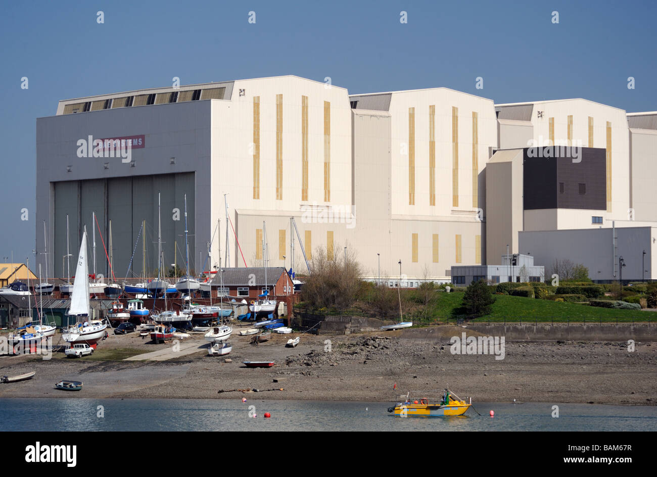 Walney Kanal und BAE Systems Submarine Solutions Gebäude. Furness, Cumbria, England, Vereinigtes Königreich, Europa. Stockfoto