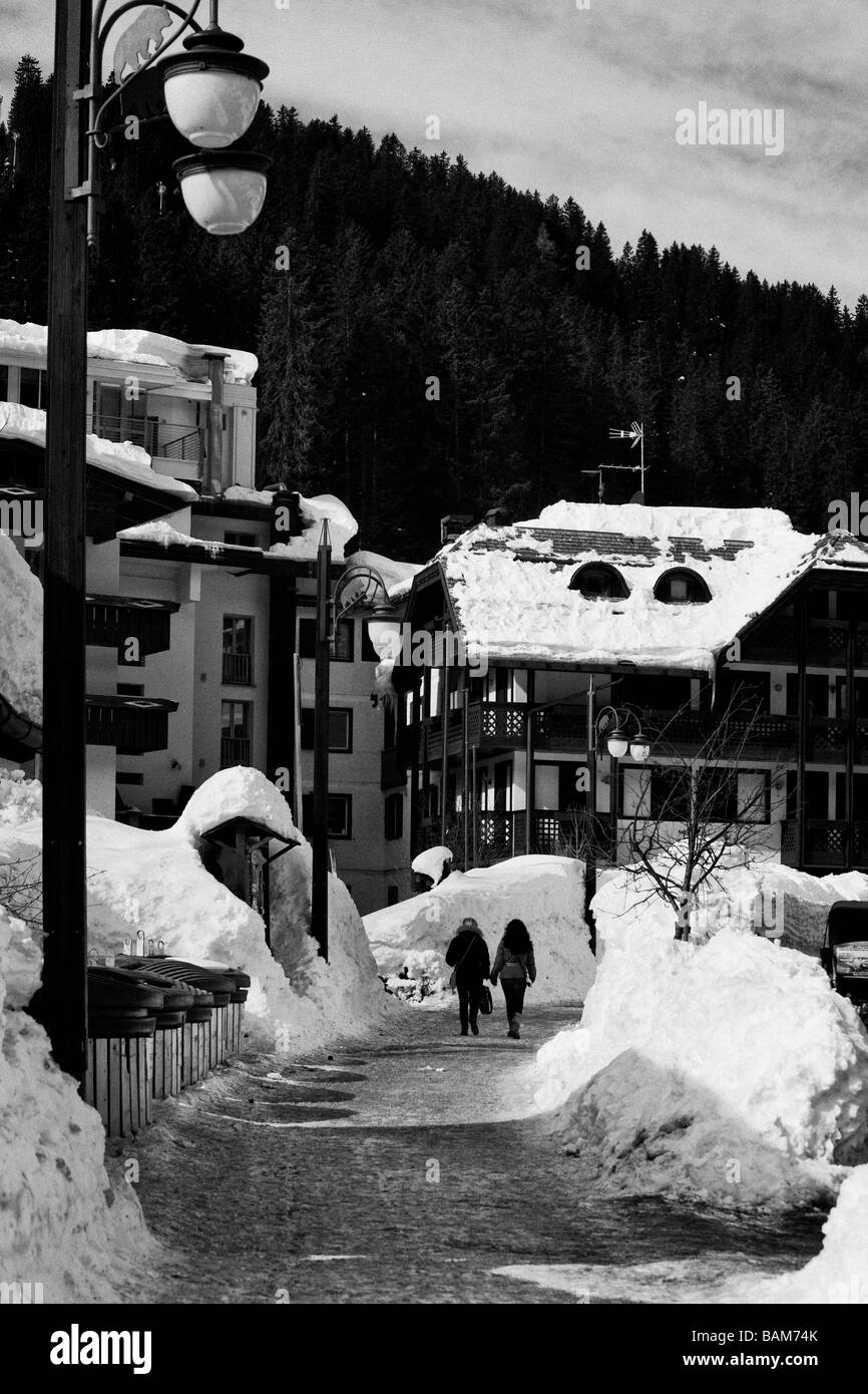 Menschen zu Fuß auf einer Straße voller Schnee, Dolomiti Dolomiten italienischen Alpen Alpi, Madonna di Campiglio, Italien, Europa Stockfoto