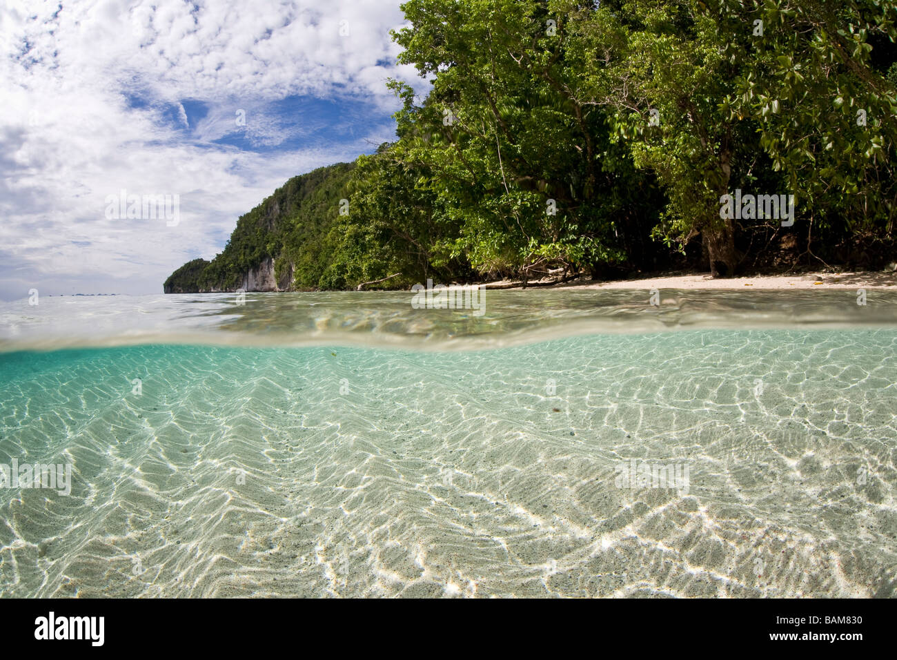 Split-Bild der Strand Raja Ampat West Papua Indonesien Stockfoto