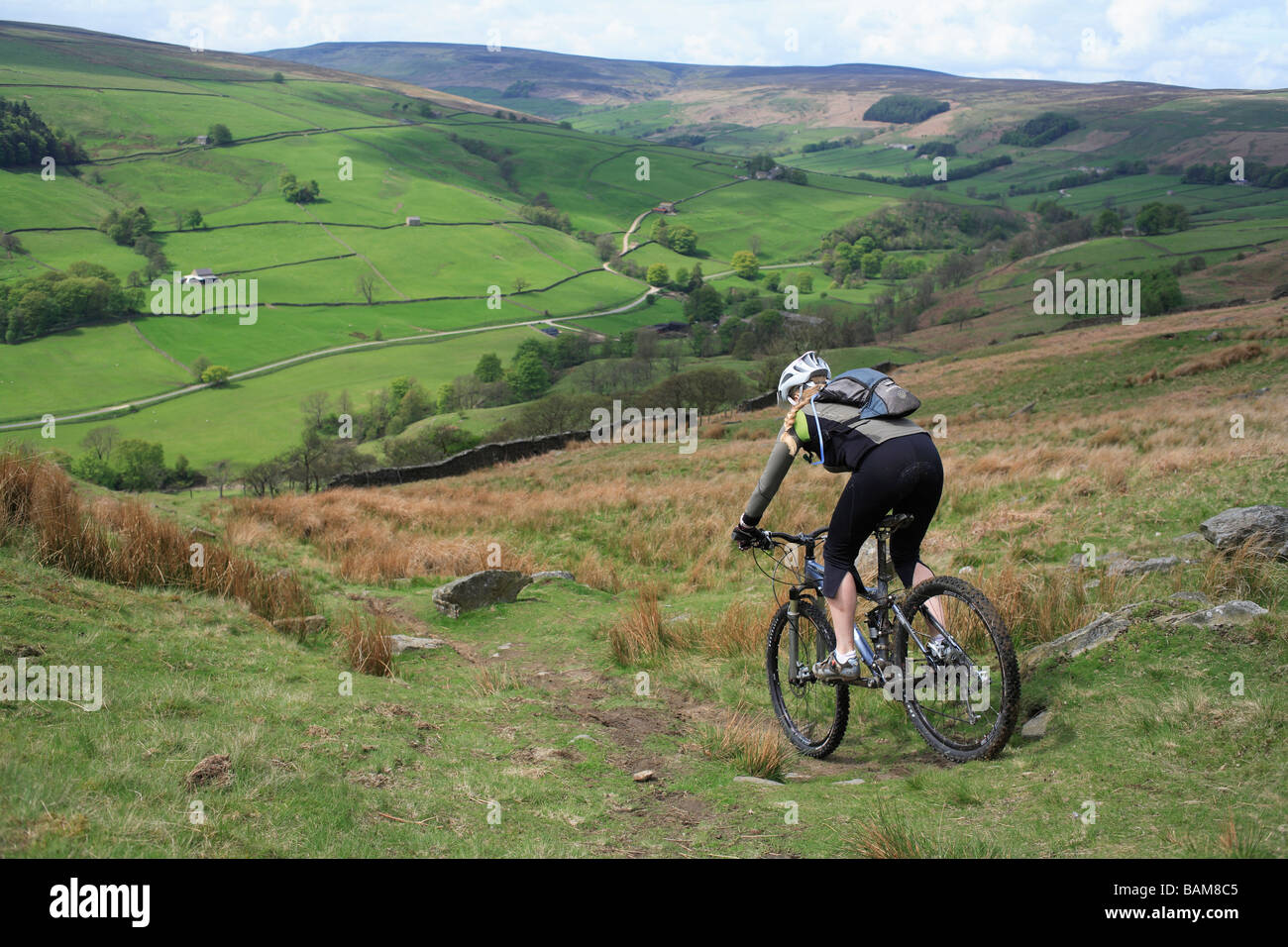 Mountainbike-Fahrer fährt in den Yorkshire Dales, UK Stockfoto