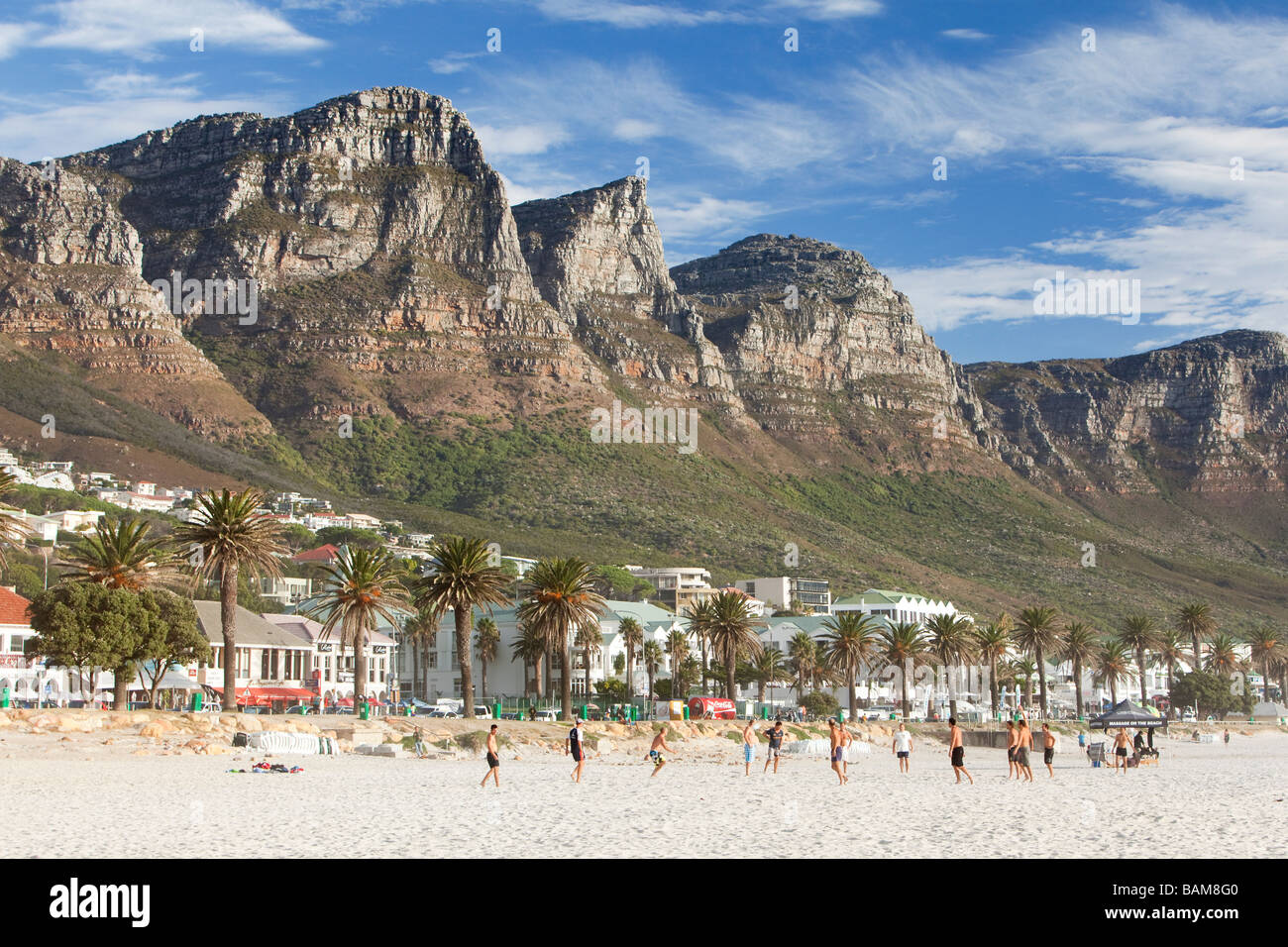Ein Football-Spiel am Strand von Kapstadt Stockfoto