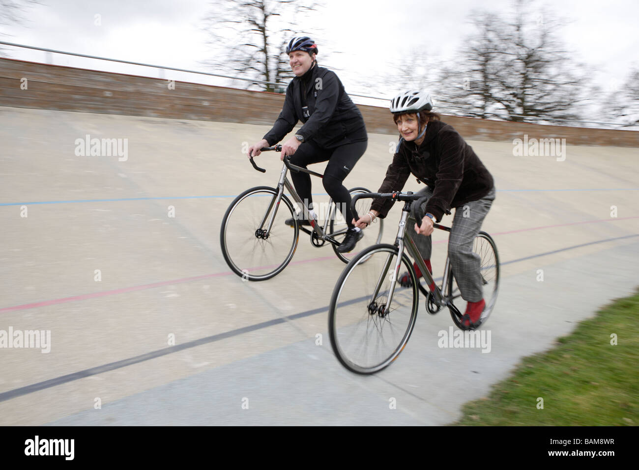 Tessa Jowell auf ihr Fahrrad an einem ehemaligen Olympischen Velodrom in London Stockfoto