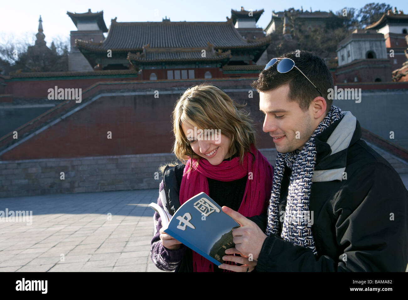 Junges Paar Besuch der verbotenen Stadt betrachten Reiseführer Stockfoto