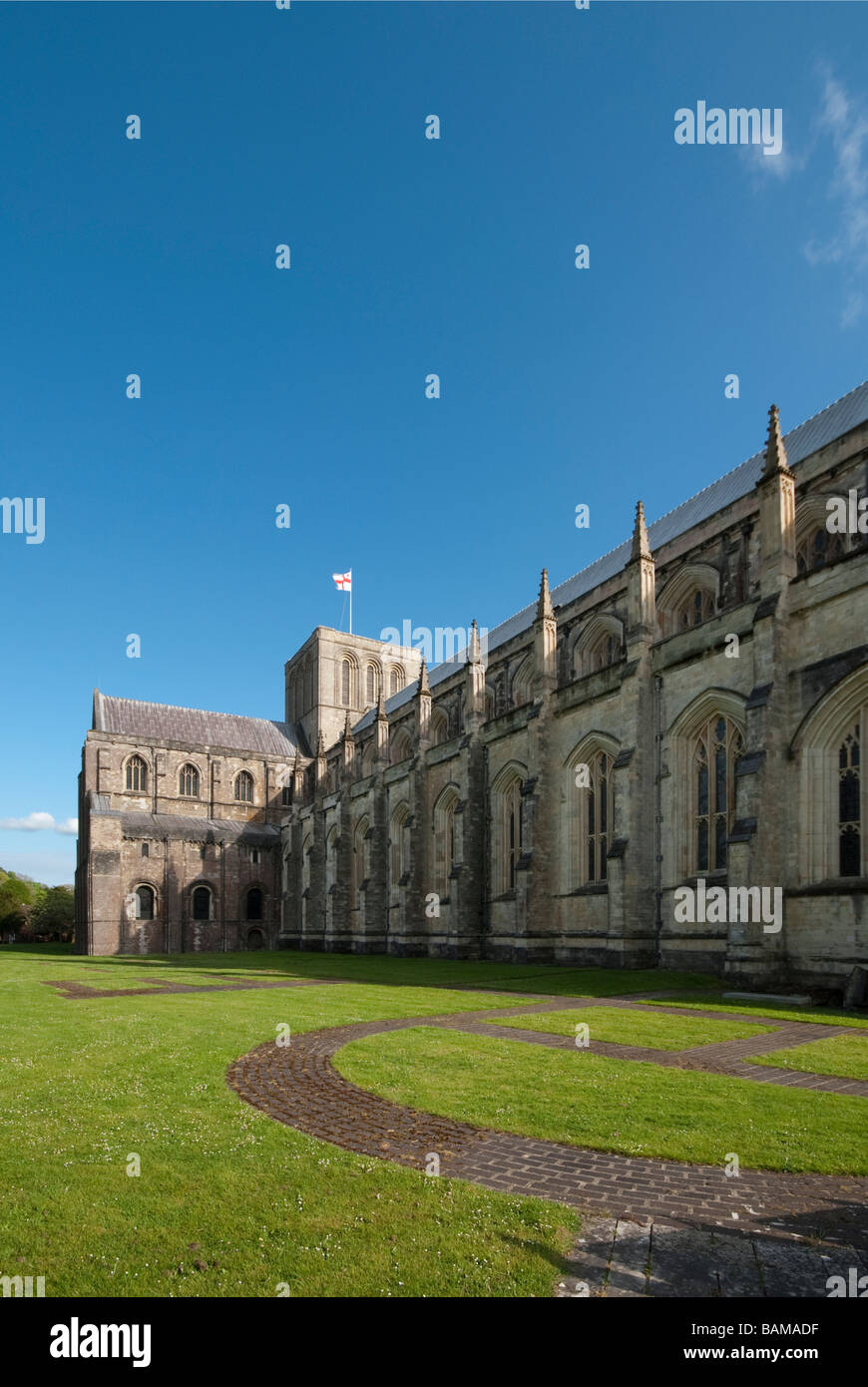 Winchester Cathedral mit Umriss des angelsächsischen alte Minister abgerissen im 11 Jahrhundert und St Swinthuns Tomb Stockfoto