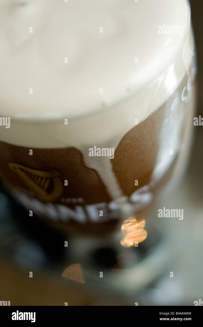 Nahaufnahme von einem frisch gezapftes Pint Guinness in der Gravity Bar, Guinness Storehouse, Dublin. Stockfoto