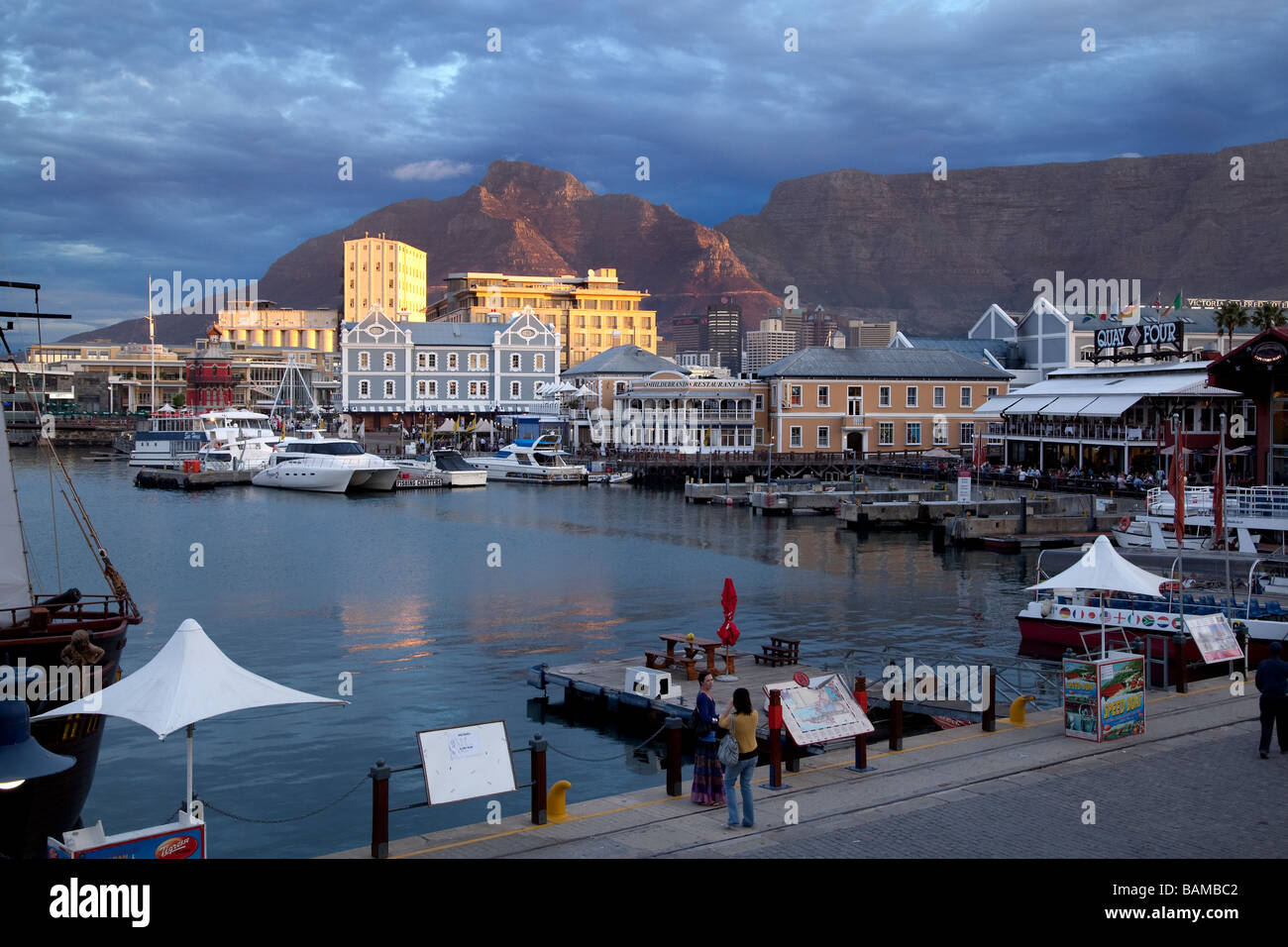 Sonnenuntergang über den Tafelberg und Waterfront in Kapstadt, Südafrika Stockfoto