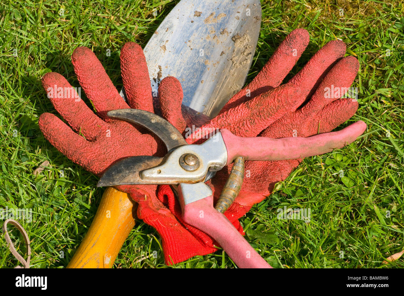 Garten Gartengeräte Handschuhe Hand Kelle und Rebschnitt Gartenschere Verlegung auf The Grass Stockfoto