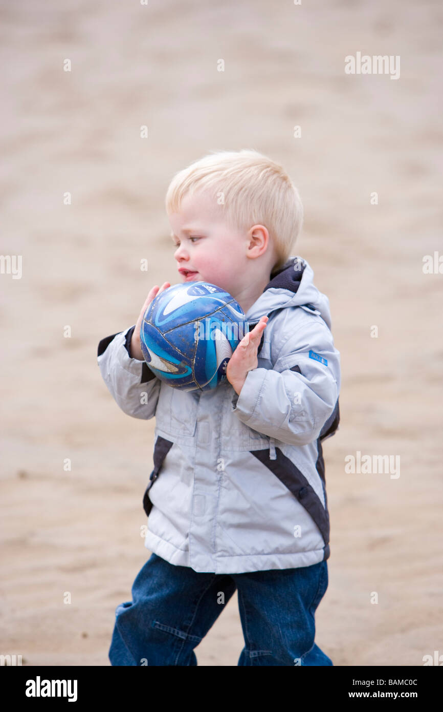 kleiner Junge Kleinkind spielen am Strand Stockfoto